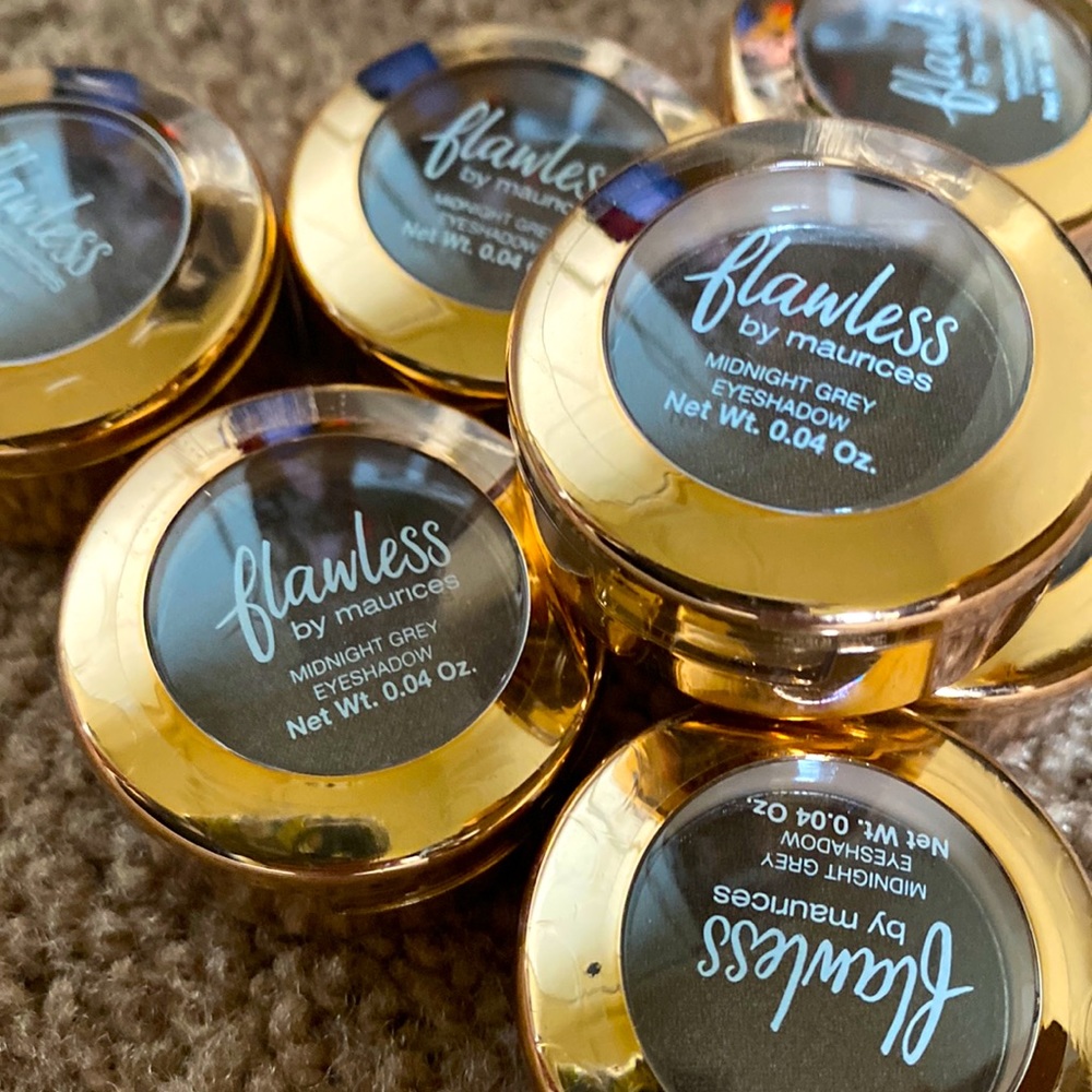 ✨Maurices Flawless Collection Eye Shadow✨